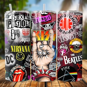 Op de afbeelding: Drie roestvrijstalen bekers met rietjes, elk bedekt met een collage van rockbandlogo's en albumhoezen. Bands zijn onder meer Sex Pistols, Nirvana en The Beatles. De bekers staan op een houten oppervlak.