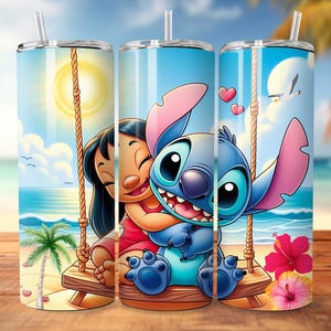 Puede incluir: Un vaso de acero inoxidable con una ilustraci&oacute;n vibrante de Lilo y Stitch en un columpio en la playa. El dise&ntilde;o incluye un cielo soleado, el oc&eacute;ano y flores tropicales. El vaso tiene una pajita y una tapa plateada.