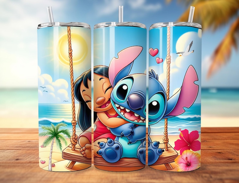 Puede incluir: Un vaso de acero inoxidable con una ilustraci&oacute;n vibrante de Lilo y Stitch en un columpio en la playa. El dise&ntilde;o incluye un cielo soleado, el oc&eacute;ano y flores tropicales. El vaso tiene una pajita y una tapa plateada.