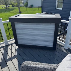 Mueble pequeño para TV de exterior resistente a la intemperie con elevador y estante para barra de sonido.
