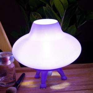 Retro-Futuristic Table Lamp, Minimalist Desk Light — Flying Saucer Design, Unique Customizable Gift (PLATILLO VOLANTE)