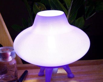 Retrofuturystyczna lampa stołowa, minimalistyczna lampka na biurko – wzór latającego spodka, wyjątkowy, personalizowany prezent (PLATILLO VOLANTE)