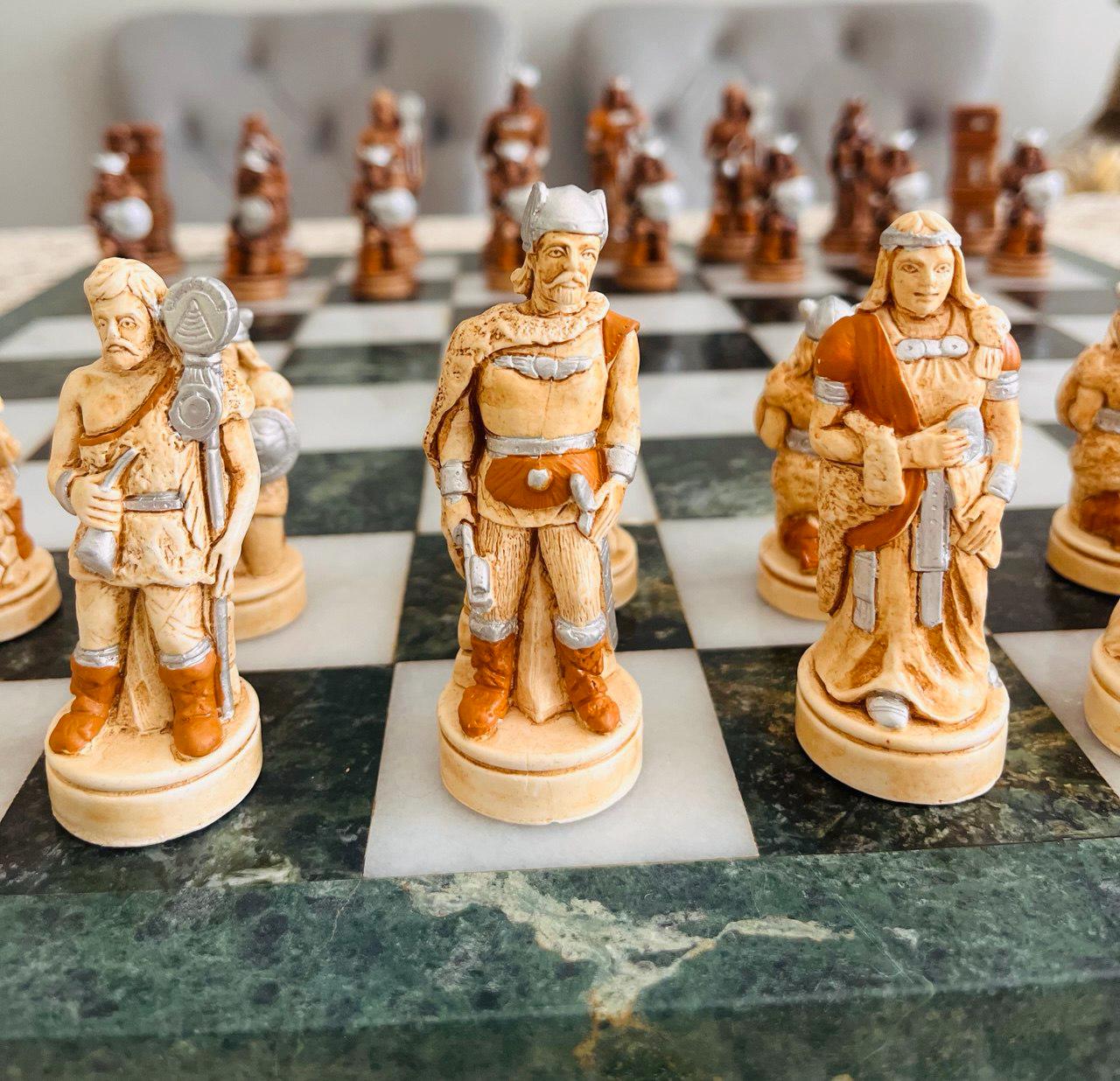 ヴィンテージ大理石チェスセット：中世テーマ、グリーン＆ホワイト