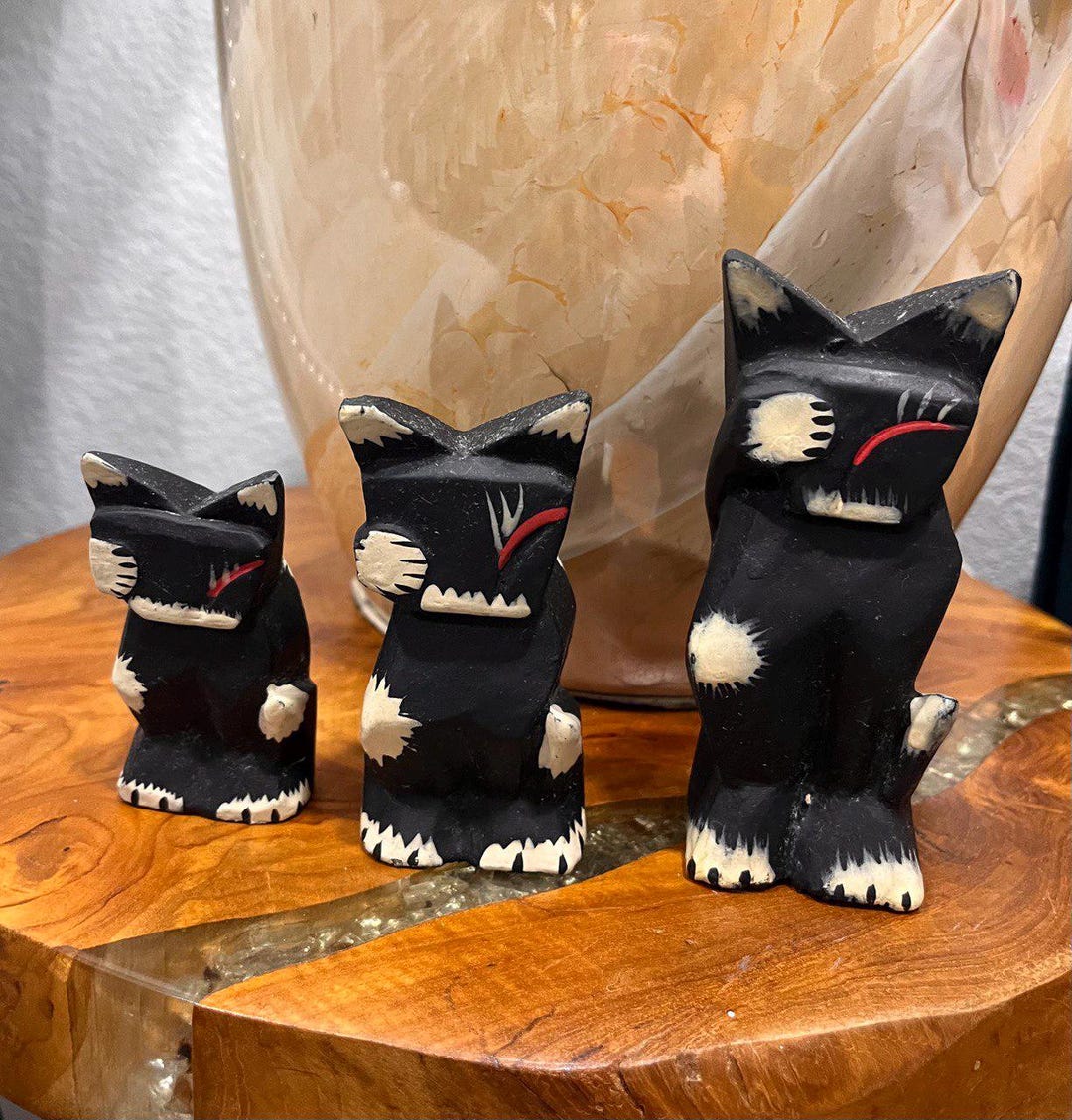 黒猫（小）3体　木彫り　置物 ヴィンテージ木彫りの黒猫の子猫の置物3体セット 3インチ、3.5インチ
