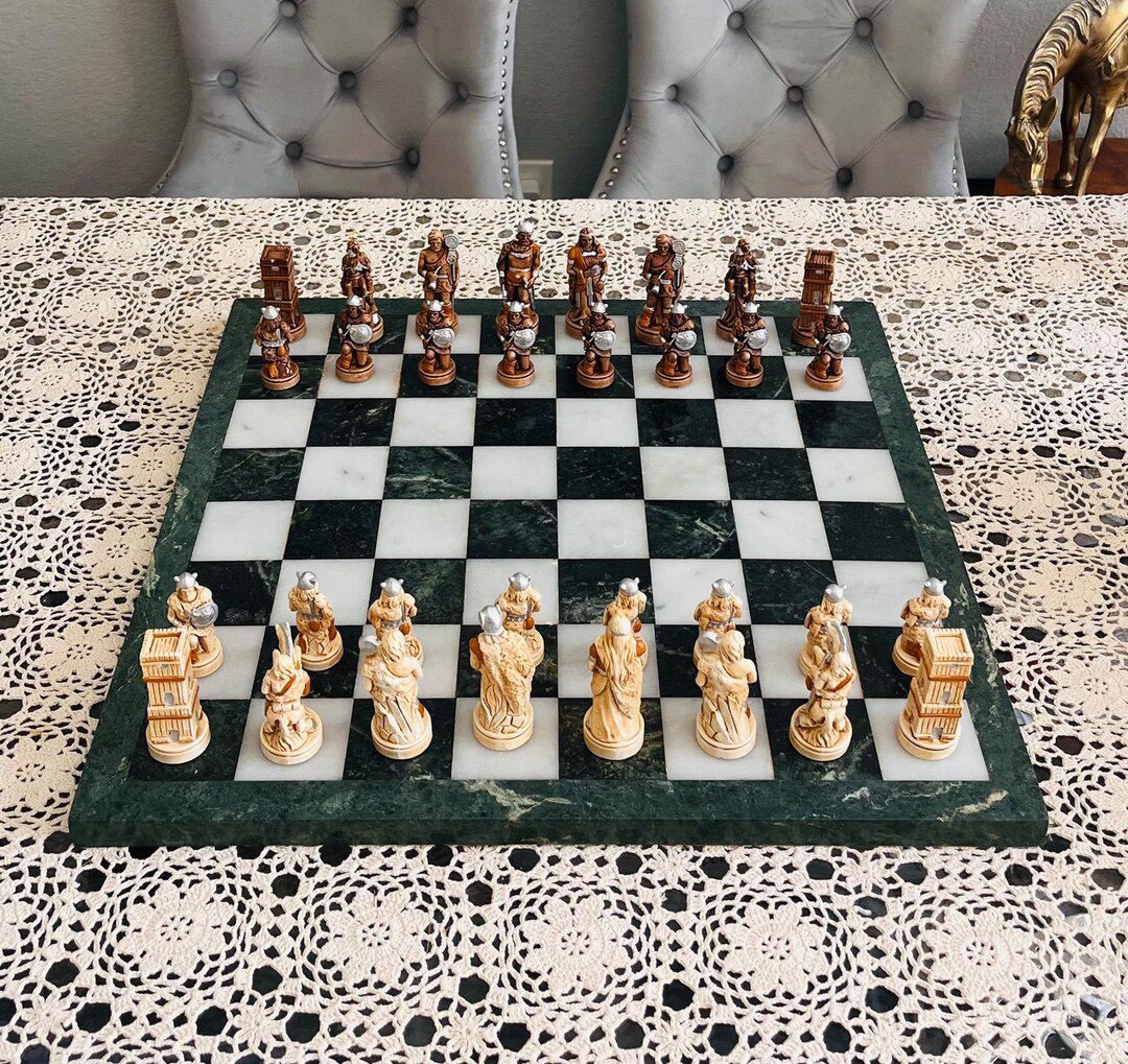 ヴィンテージ大理石チェスセット：中世テーマ、グリーン＆ホワイト