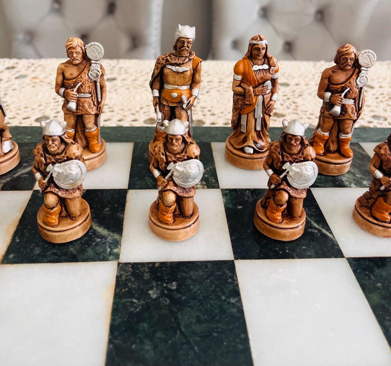 ヴィンテージ大理石チェスセット：中世テーマ、グリーン＆ホワイト