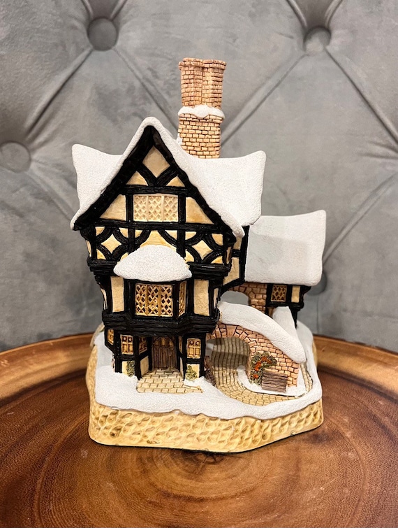 David Winter Cottages Special for Christmas 1990 Mister Fezziwig's