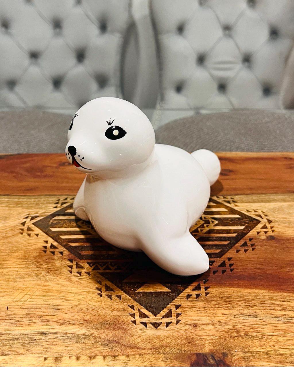 ヴィンテージの手描き陶器製アザラシの置物：海岸沿いのホーム