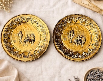 Vintage-Wandteller aus geprägtem Messing – Englische Tavernenszene, MCM-Dekor (2er-Set)