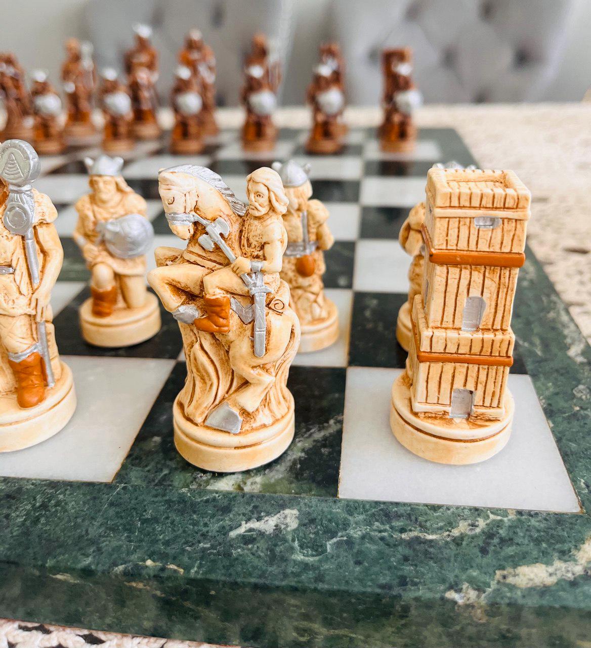 ヴィンテージ大理石チェスセット：中世テーマ、グリーン＆ホワイト