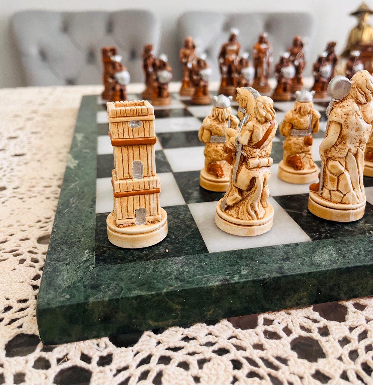 ヴィンテージ大理石チェスセット：中世テーマ、グリーン＆ホワイト