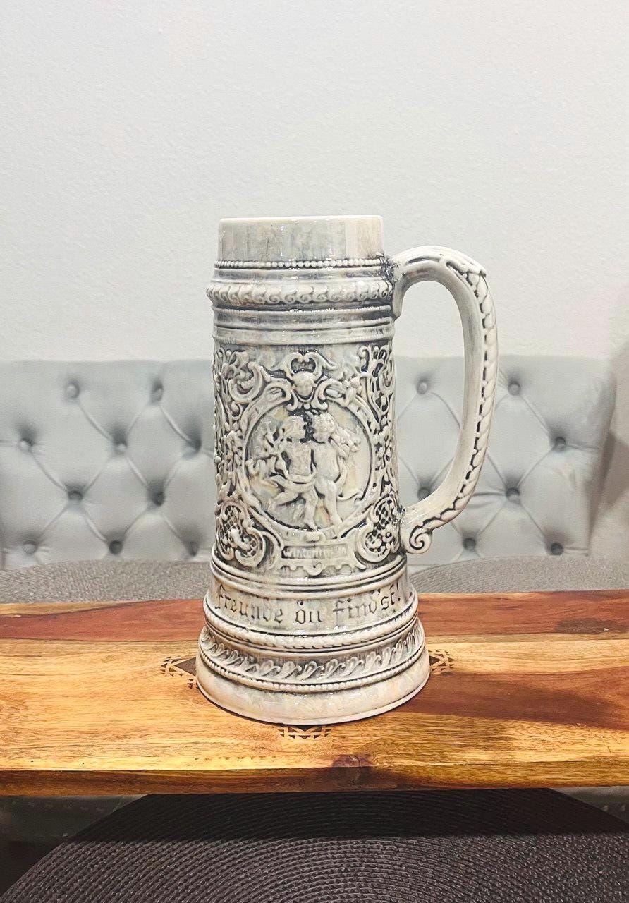 ヴィンテージドイツビールジョッキ：白い陶器の天使のマグカップ