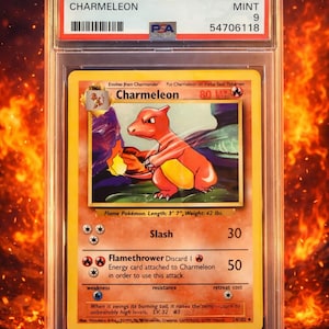 Op de afbeelding: Een beoordeelde Pokémon Game Charmeleon kaart uit 1999. De kaart toont een rode en oranje Charmeleon illustratie. De kaart zit in een beschermhoes met de tekst "#24 MINT 9". De kaart is 9,4 cm lang en weegt 19 kg.