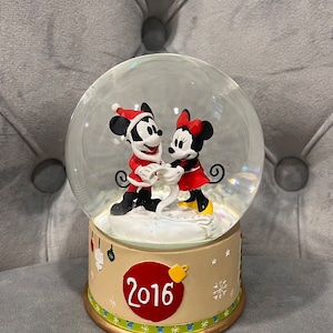 Disney 2016 Mickey Mouse & Minnie Mouse Snow globe Snow Globe 4&quot;