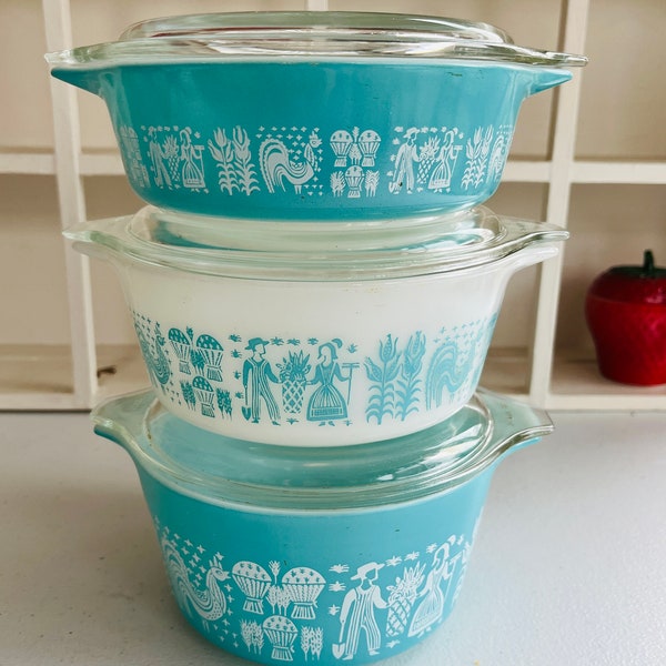 Set of 3 Pyrex Butterprint Casserole Dishes with lids- 472 473 471, Excellent Vintage Condition Turquoise and White Amish Farmers pattern