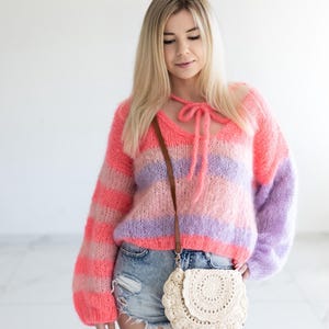 Farbenfrohes Regenbogen Mohair Pullover & Häkeltasche Set - Grobstrick Pullover + Boho Handtasche
