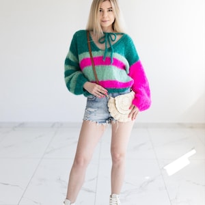 Lebendiges Regenbogen Mohair Pullover & Häkel Tasche Set - Grobstrick Pullover mit Ballon Ärmel und Boho Handtasche