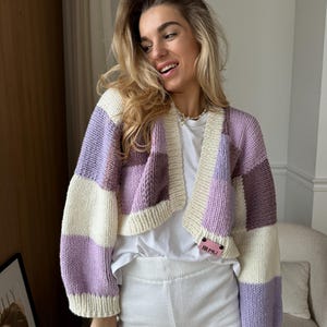 Lavender & White Patchwork Merino Wool Cropped Bomber Cardigan with Voluminous Sleeves – Cozy Colorful Knit Jacket for Chic Layering