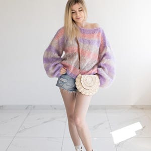 Lebhafter Mohair Kurzpullover & Gehäkelte Boho Taschen im Set - Regenbogen Pullover mit Ballon-Ärmeln und Milch Handgefertigte Umhängetasche