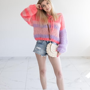 Farbenfrohes Regenbogen-Mohair-Pullover & Häkeltasche-Set - Grobstrick-Pullover mit Ballonärmel + Boho-Beige-Handtasche, bunter Sorbet-Pullover mit Sonnenuntergang
