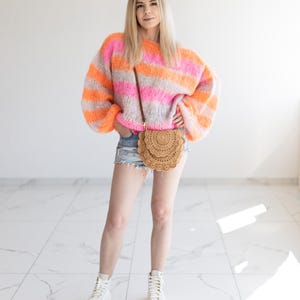 Lebendiges Regenbogen Mohair Pullover & Häkeltasche Set - Kurzer Pullover mit Ballon-Ärmeln und Boho Schulter Handtasche für Romantische Streetwear
