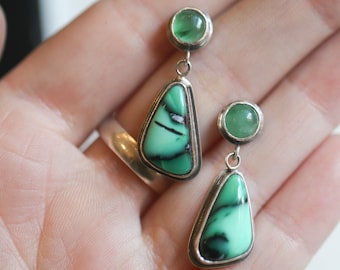 Orecchini pendenti in argento sterling con variscite rosa smeraldo e giada verde