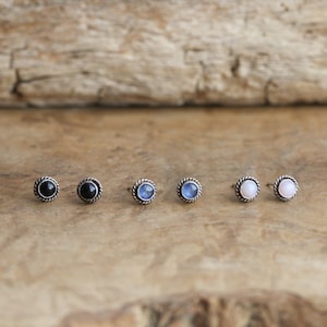 Itty Bitty Berichten - Zwarte Onyx Oorbellen - Roze Opaal Studs - Kyaniet Berichten - Zilversmid