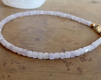 Pulsera de cuentas de kunzita - Chapada en oro de 14 quilates - Detalle de perla de agua dulce