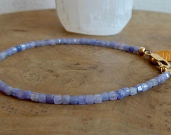 Pulsera de cuentas de tanzanita - Chapada en oro de 14 quilates - Detalle de perla de agua dulce
