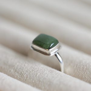 Anillo de jade nefrita verde - Anillo de jade nefrita Este-Oeste - Plata de ley 925