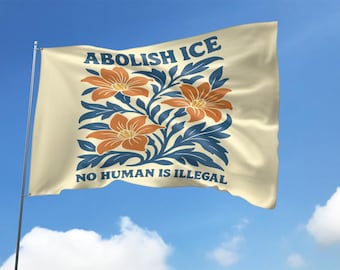 Puede incluir: Una bandera crema ondeando al viento contra un cielo azul. La bandera presenta el texto "ABOLISH ICE" sobre un diseño floral con flores naranjas y hojas azules. Debajo del diseño está el texto "NO HUMAN IS ILLEGAL".