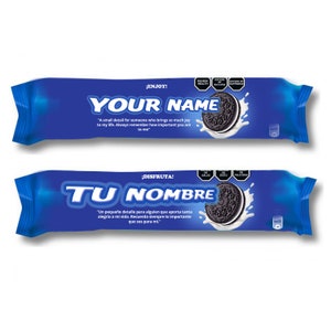 Puede incluir: Dos paquetes de galletas azules y blancas. El paquete superior dice "YOUR NAME" con el texto "Enjoy!" y una cita. El paquete inferior dice "TU NOMBRE" con el texto "¡Disfruta!" y una cita. Cada paquete presenta una galleta con un mordisco.