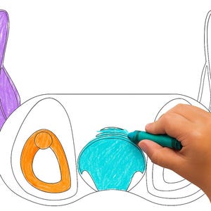 Op de afbeelding: Een gedeeltelijk gekleurde cartoonfiguur omtrek met paarse, oranje en turquoise secties. Een hand kleurt het turquoise gedeelte met een groene krijt. De afbeelding is een kleuractiviteit.