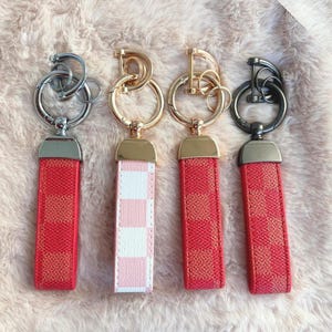 Llavero de cuero a cuadros rosa para mujer, moderno llavero para bolso de viaje, regalo para ella, llavero de coche para mamá.