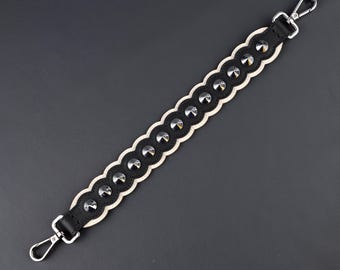 Alça de bolsa em couro preto e bege: detalhe de ilhós, tamanho mini.
