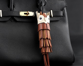 Pingente Chouette Charm, em pele de cordeiro Milo e pele de vitelo Swift, em formato de coruja, acessório para bolsa em couro.