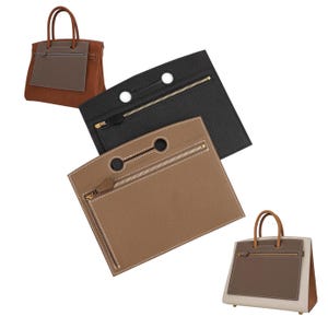Könnte beinhalten: Eine Auswahl an Lederhandtaschen und Accessoires in verschiedenen Farben. Die Taschen haben eine rechteckige Form mit einer Vordertasche und einem Reißverschluss. Die Farbpalette umfasst Braun, Schwarz und Beige.