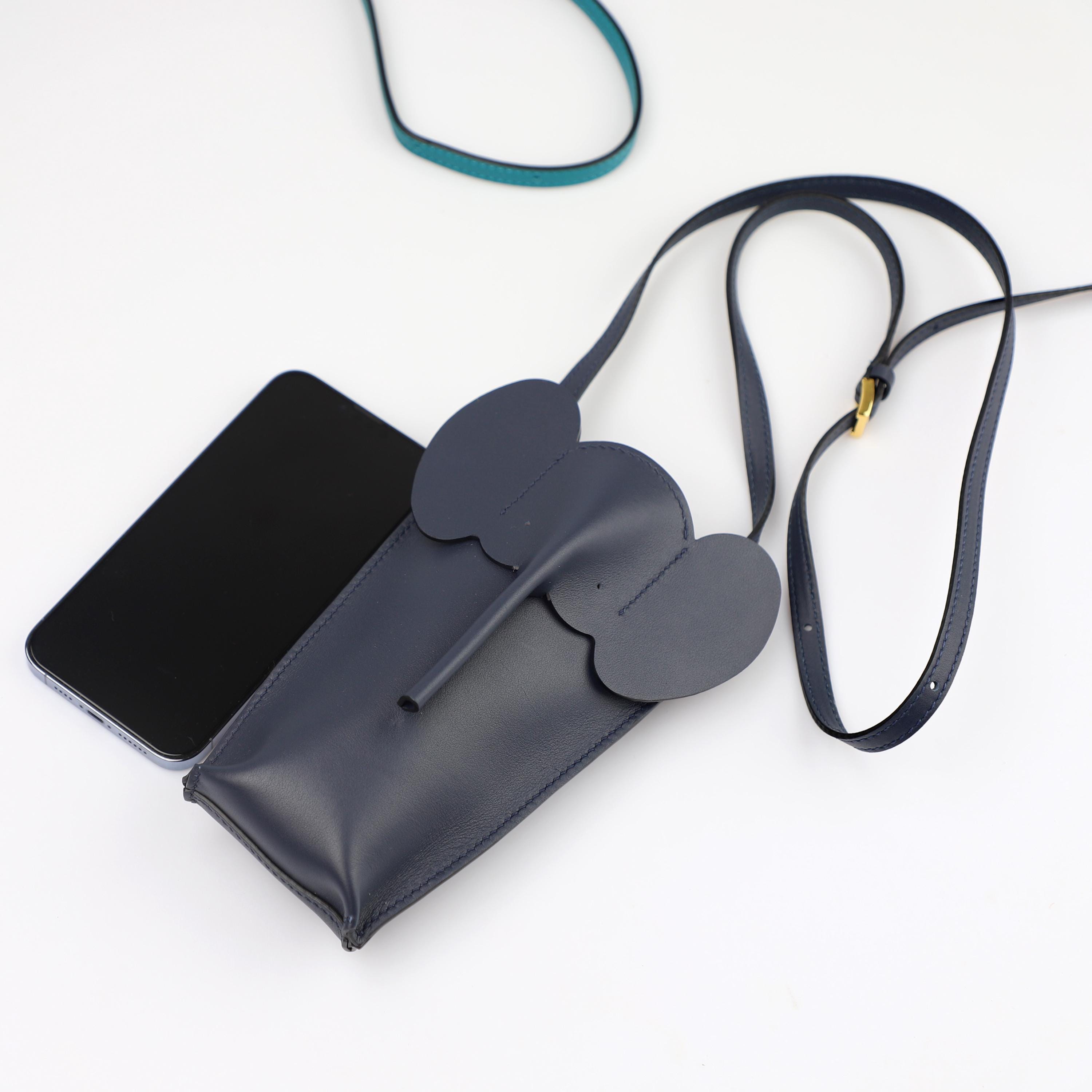 【国内発送】Elephant Pocket in classic calfskinセール Elephant Pocket in Classic Calfskin,elephant Leather Cross