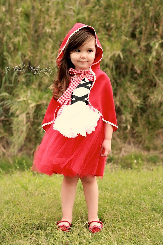 Шапочка белоснежка. Наряд красной шапочки. Платье красной шапочки для девушки. Маленькая красная шапочка. Красная шапочка на девочку с воротником.