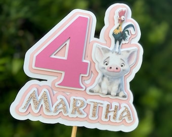 Puede incluir: Topper de pastel rosa y blanco con un número 4 rosa, un cerdo blanco con un gallo en la cabeza y el nombre Martha en purpurina dorada.