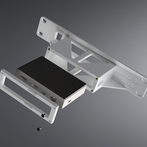 Può includere: Un supporto di montaggio stampato in 3D di colore bianco composto da un telaio rettangolare, una struttura di supporto centrale e quattro piccole viti nere. Un dispositivo elettronico nero rettangolare è posizionato tra il telaio e il supporto.