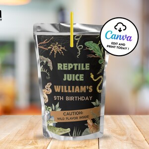 Może przedstawiać: Saszetka z sokiem z czarnym tłem z ilustracjami gadów, w tym pająkiem, wężem i jaszczurką. Tekst brzmi "REPTILE JUICE WILLIAM'S 9TH BIRTHDAY" z ostrzeżeniem "CAUTION: WILD FLAVOR INSIDE!". Włożona jest żółta słomka.