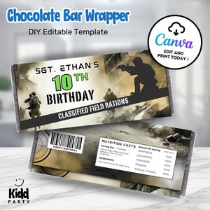 Op de afbeelding: Een printbare sjabloon voor een chocoladeverpakking met een camouflagepatroon en de tekst "SGT. ETHAN'S 10TH BIRTHDAY CLASSIFIED FIELD RATIONS". De verpakking bevat ook een voedingswaarde-etiket met humoristische categorieën zoals "Happiness", "Laughter" en "Special Thanks".