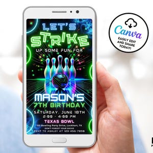 Może przedstawiać: Cyfrowe zaproszenie na 7. urodziny z motywem neonowego bowlingu w kolorze zielonym i niebieskim. Zaproszenie zawiera napis "Let's Strike Up Some Fun For Mason's 7th Birthday".