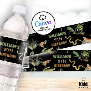 Op de afbeelding: Waterfles met een aangepast etiket voor een 9e verjaardag. Het etiket is zwart met groene en gouden tekst met de tekst "WILLIAM'S 9TH BIRTHDAY". Het etiket bevat illustraties van slangen, hagedissen en planten. Het Canva-logo staat rechtsboven.