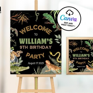 Op de afbeelding: Een zwart feestbord met de tekst "WELCOME TO WILLIAM'S 9TH BIRTHDAY PARTY August 17 2029". Het bord bevat illustraties van een spin, een kameleon, een slang en een hagedis. Een kleinere ingelijste versie wordt ook weergegeven.