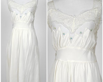 vintage années 1950 White Fitted Night Gown avec Zig Zag Sheer Cutouts, Dentelle - Rosette Détails par Superfit Moyen/Grand
