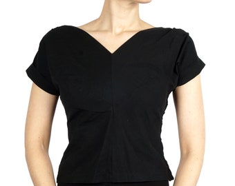 Classic Vintage 1950s Black Fitted Cropped Blouse with Gathered Shoulders and V-neck | Small