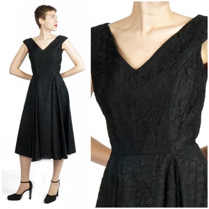Chic Vintage 1950s/60s Black Lace Sleeveless Party Dress with Fitted Waist and Full Skirt  | Small