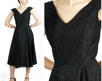Chic Vintage 1950s/60s Black Lace Sleeveless Party Dress with Fitted Waist and Full Skirt  | Small
